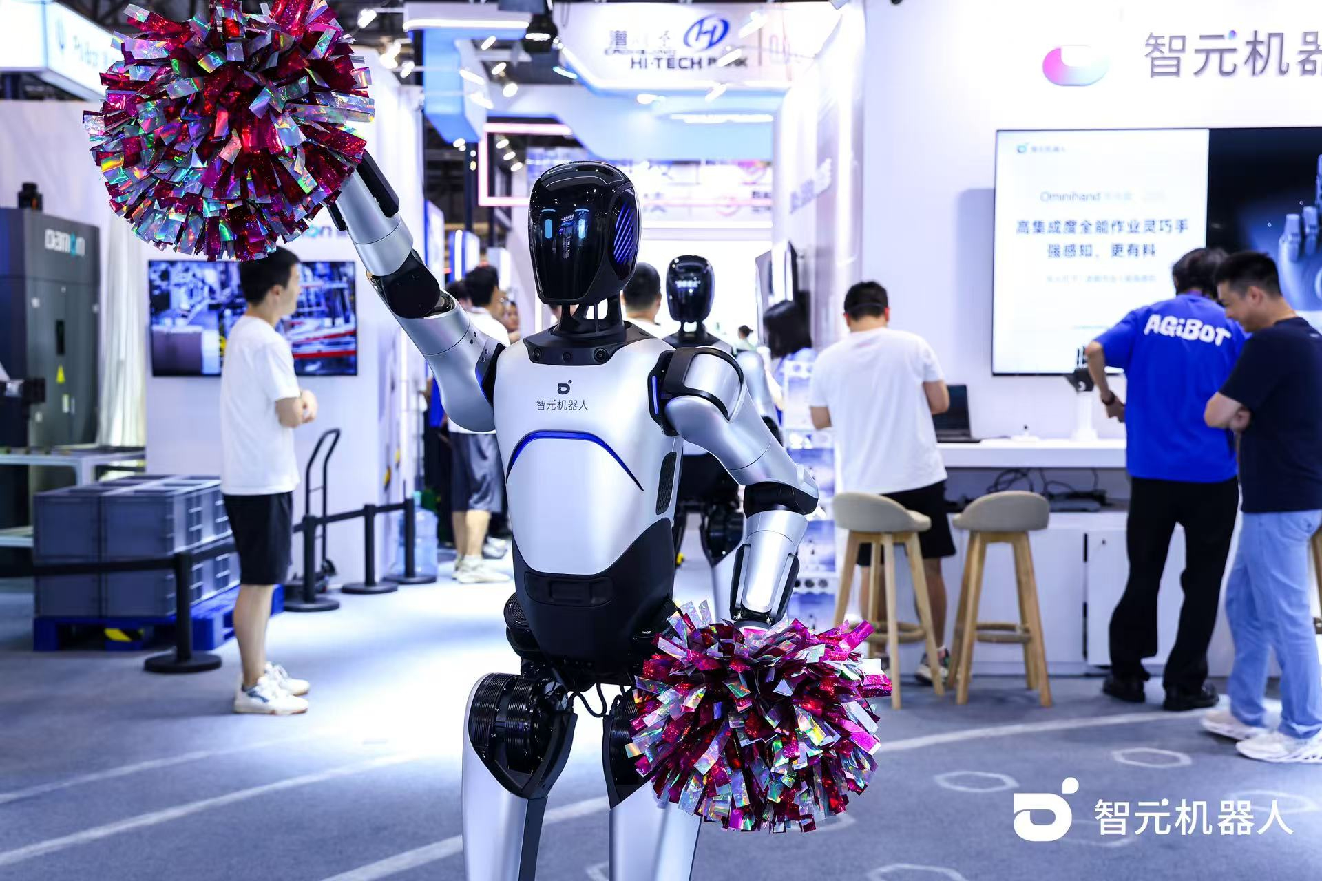 okooo机器人 WAIC 首日展台火爆，机器人家族集体打工忙不停
